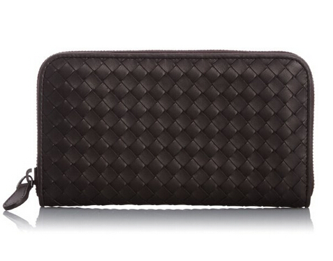 BV（Bottega Veneta）这款长款拉链钱包，小牛皮手工品牌压纹徽标